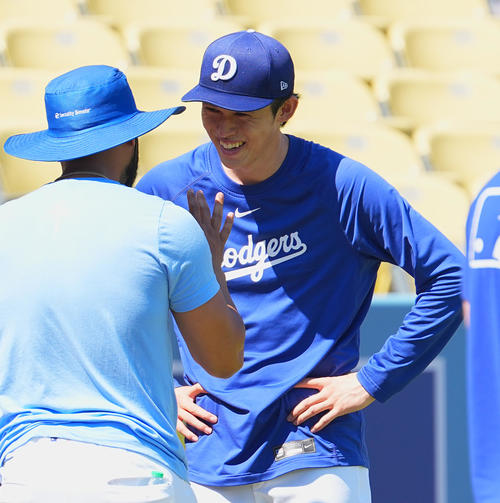 ドジャース対ダイヤモンドバックス　試合前、笑顔で調整するドジャース佐々木（撮影・菅敏）
