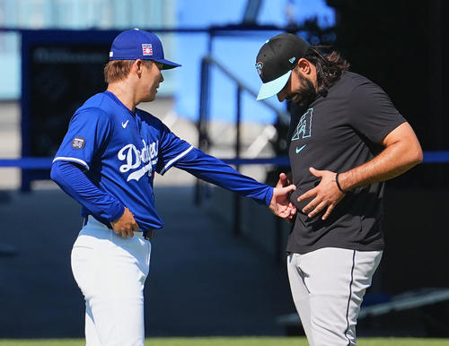 ドジャース対ダイヤモンドバックス　試合前、元同僚でダイヤモンドバックス・クリスマット（右）と再会し、お腹を触るドジャース山本（撮影・菅敏）