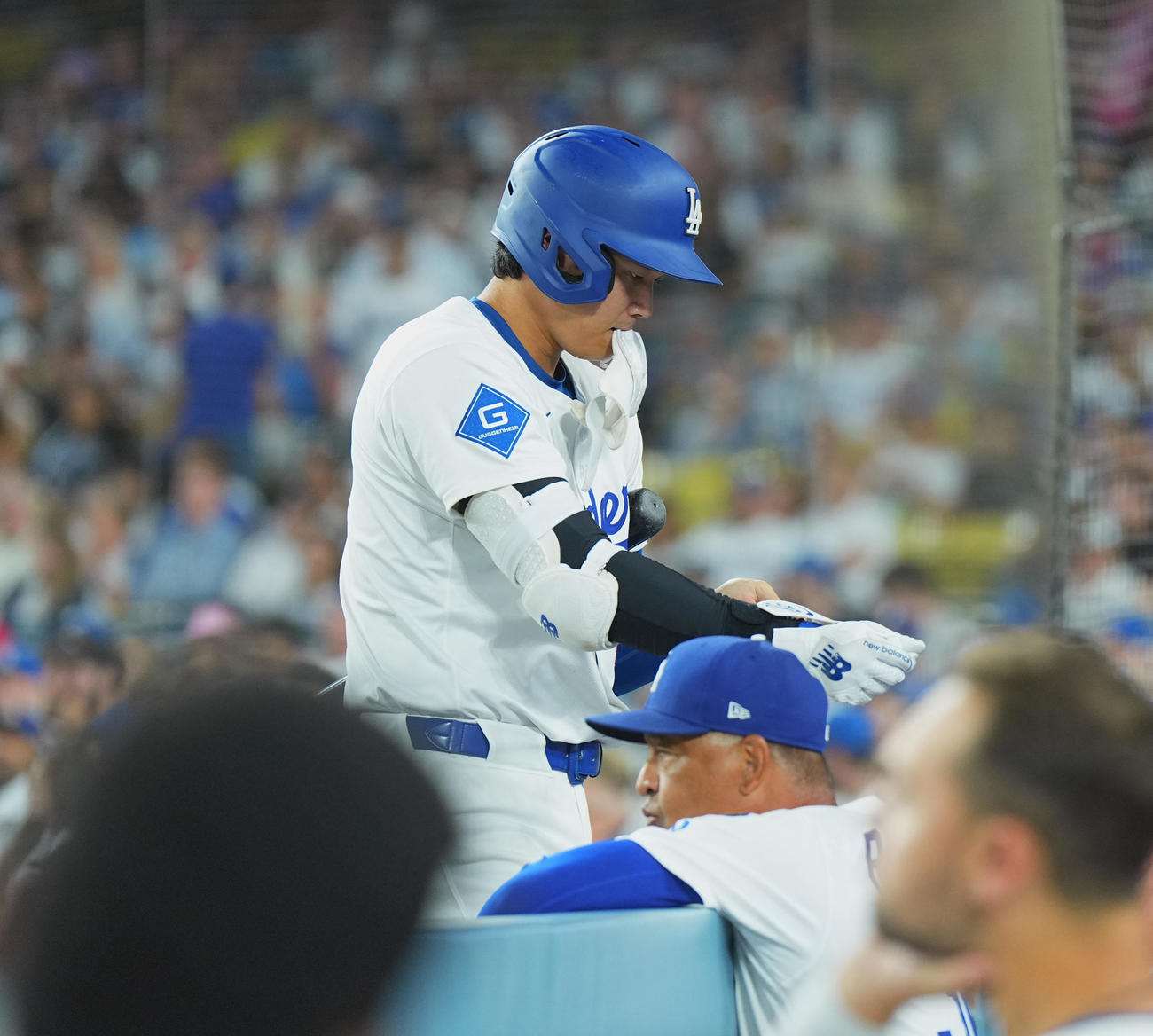 ドジャース対ダイヤモンドバックス　6回裏ドジャース1死、三邪飛に倒れ、ロバーツ監督（右）を前にベンチに戻る大谷（撮影・菅敏）