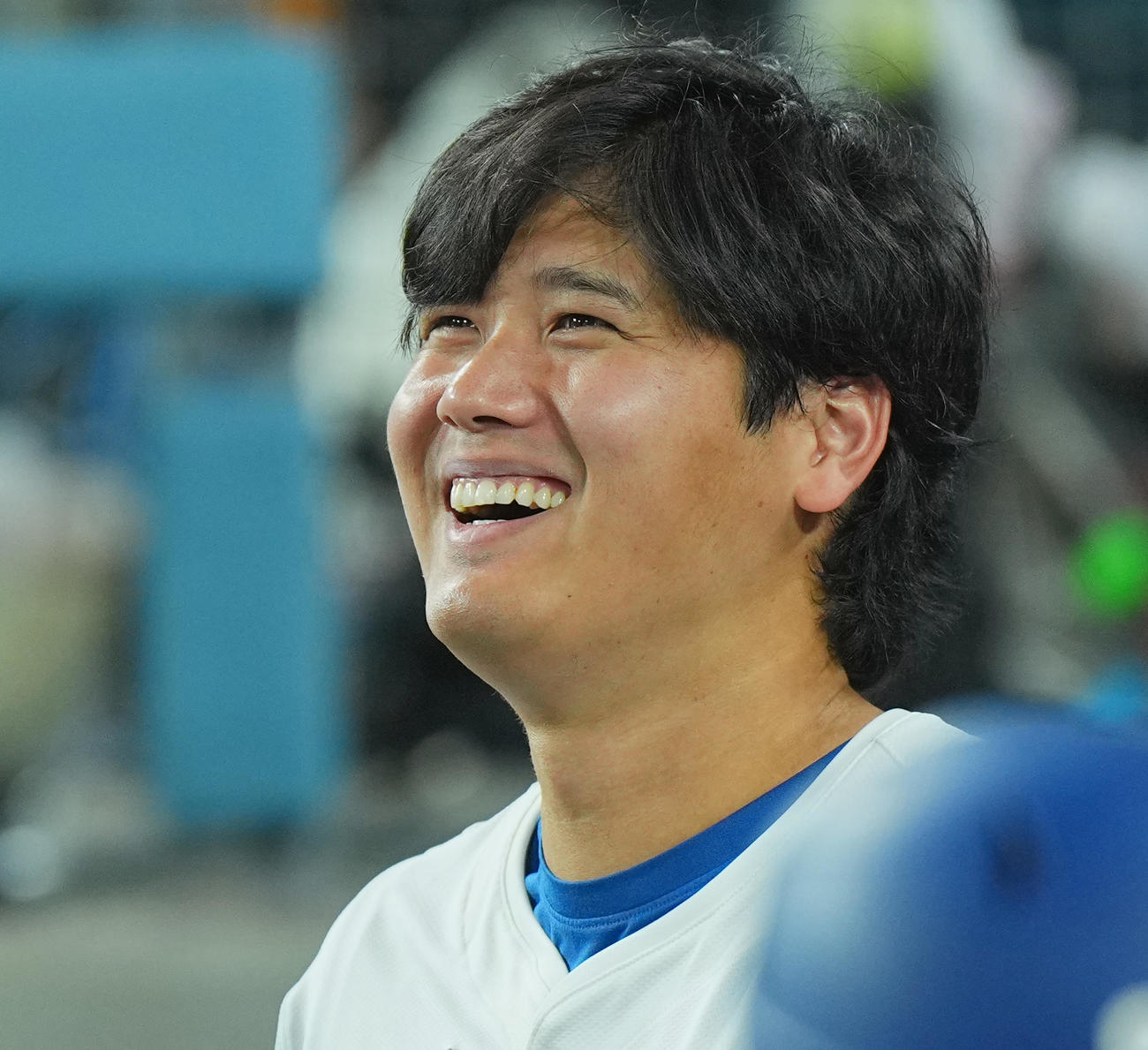 ドジャース対ダイヤモンドバックス　試合中、ベンチで笑顔を見せるドジャース大谷（撮影・菅敏）