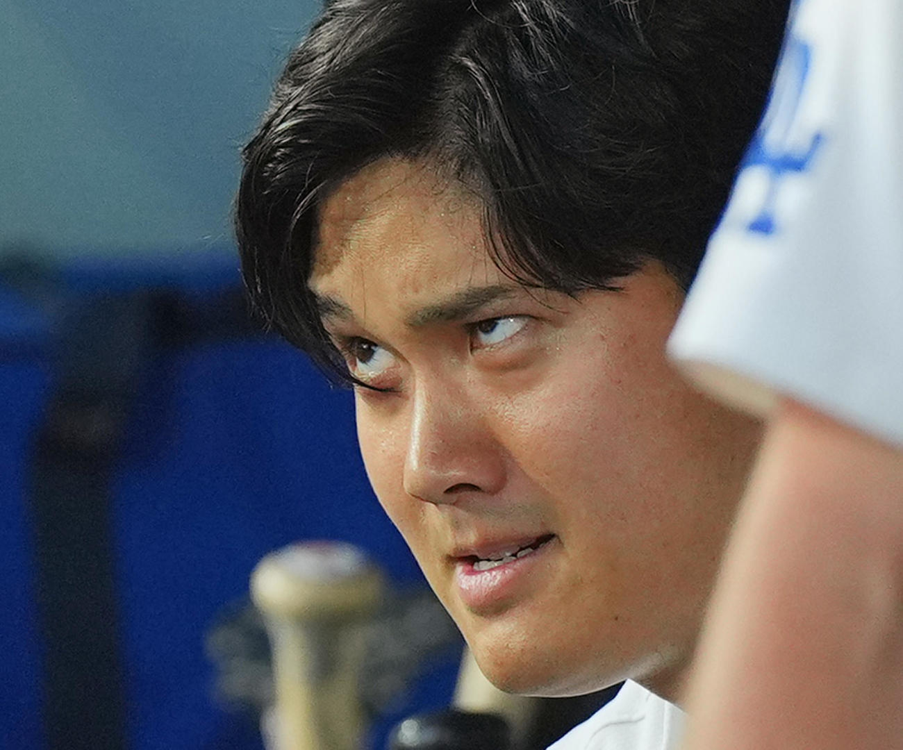 ドジャース対ダイヤモンドバックス　試合中、ベンチで厳しい表情のドジャース大谷（撮影・菅敏）