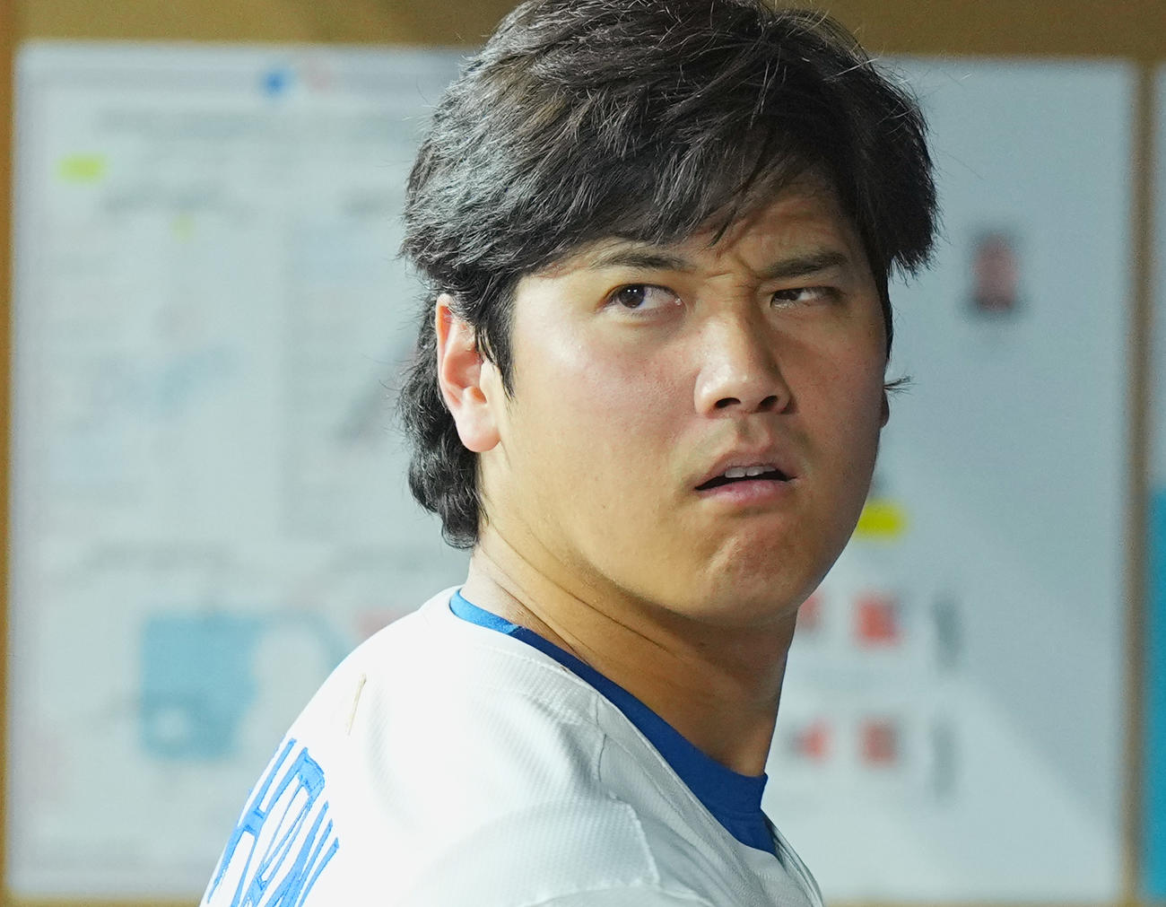 ドジャース対ダイヤモンドバックス　試合中、ベンチで厳しい表情のドジャース大谷（撮影・菅敏）