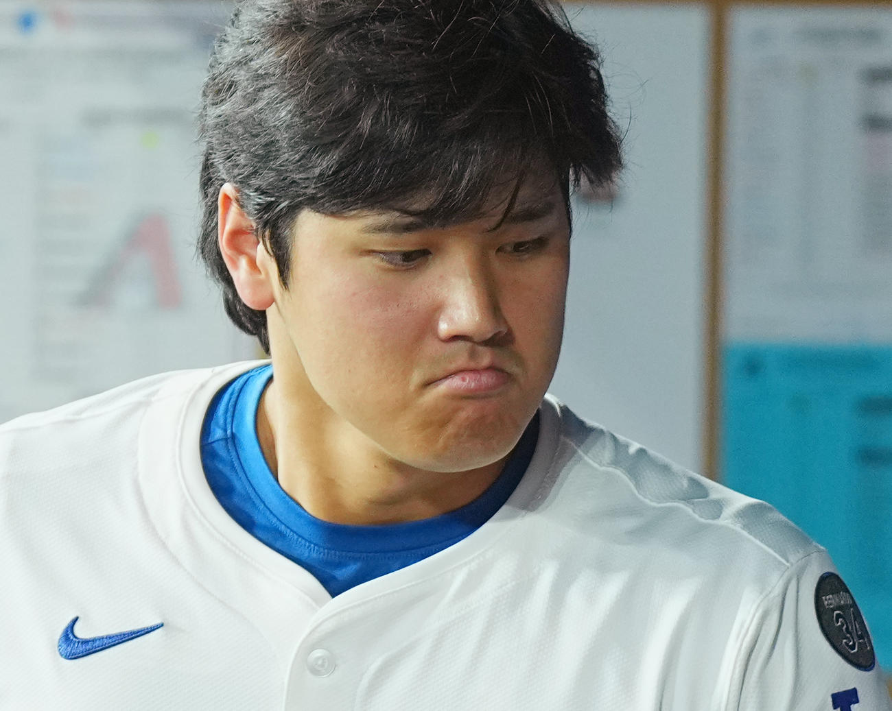 ドジャース対ダイヤモンドバックス　試合中、ベンチで厳しい表情のドジャース大谷（撮影・菅敏）