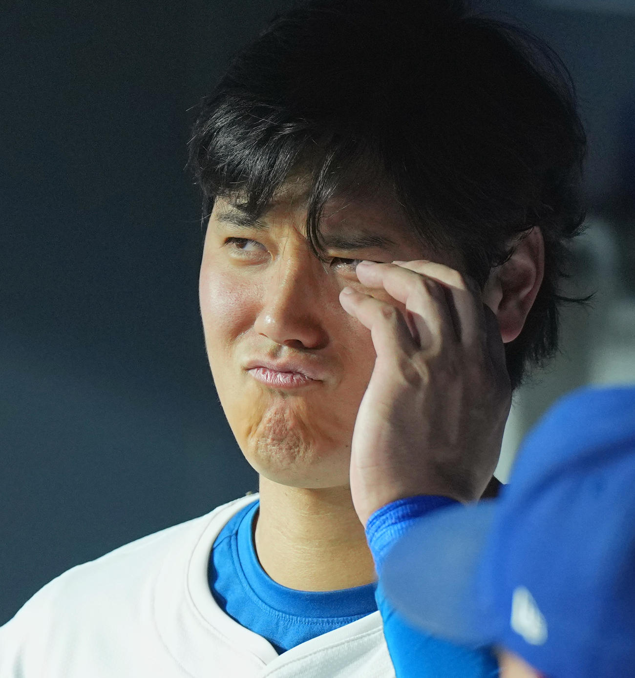ドジャース対ダイヤモンドバックス　試合中、ベンチで浮かない表情を見せるドジャース大谷（撮影・菅敏）
