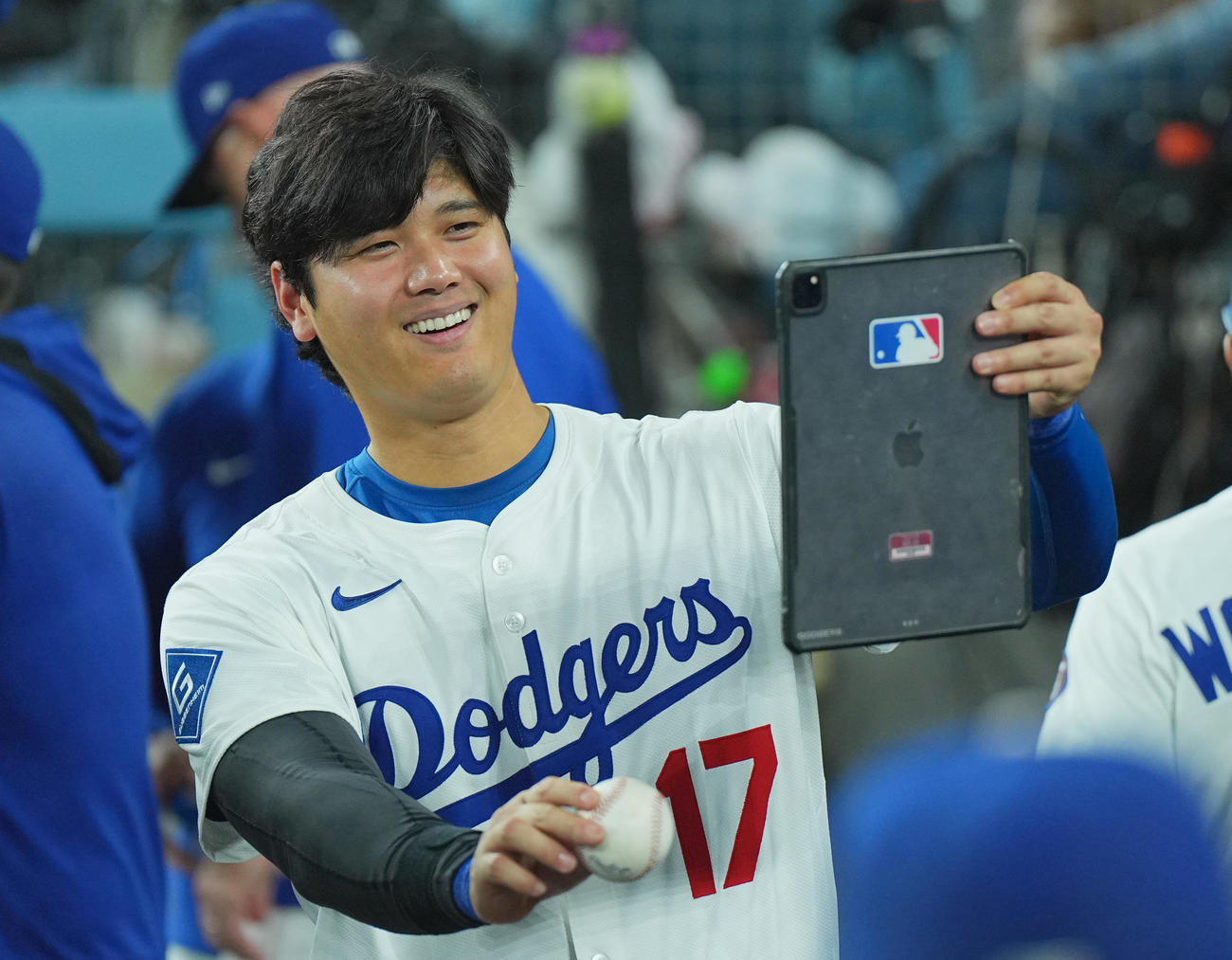 ドジャース対ダイヤモンドバックス　試合中、ベンチで笑顔を見せるドジャース大谷（撮影・菅敏）