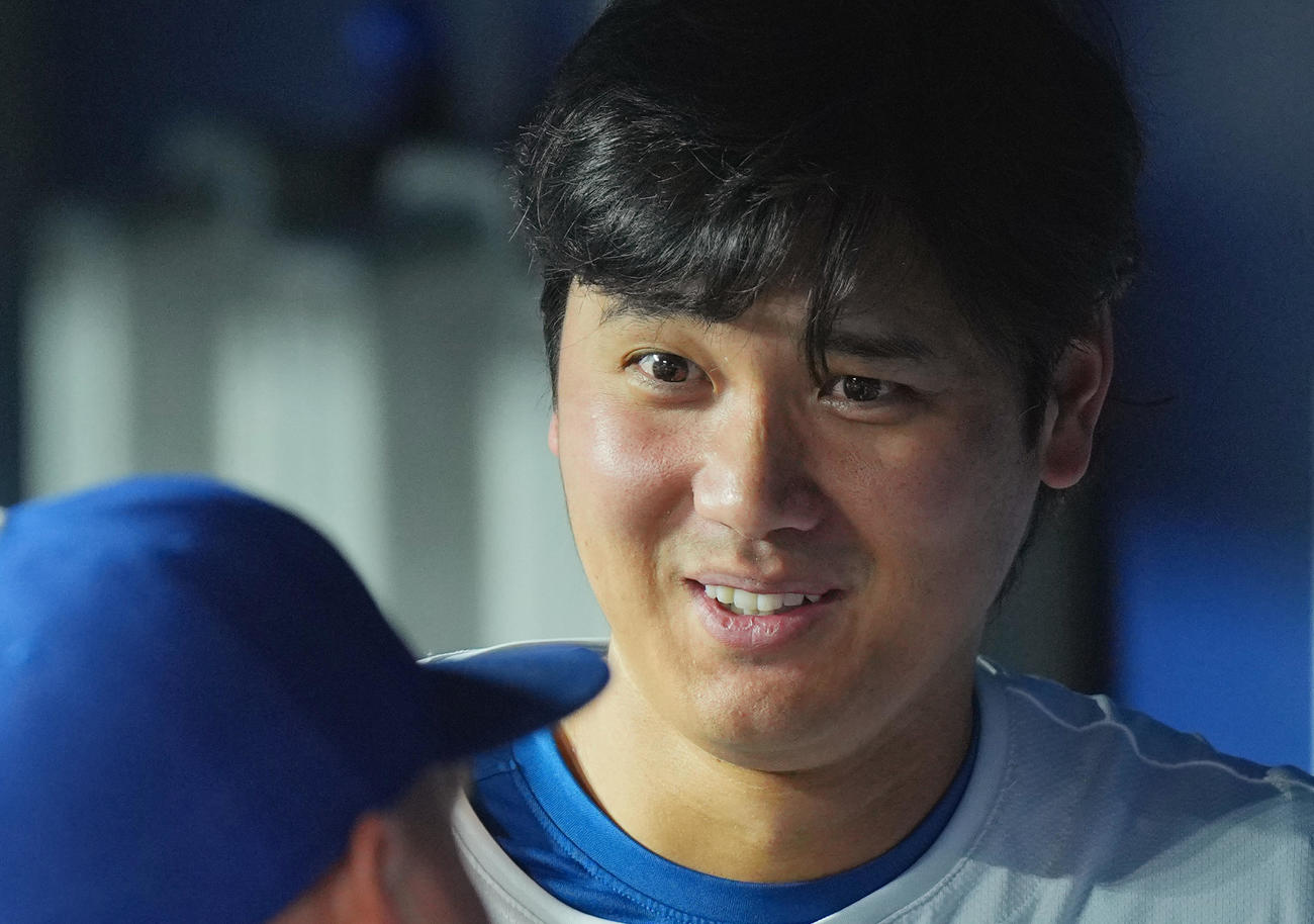ドジャース対ダイヤモンドバックス　試合中、ベンチで笑顔を見せるドジャース大谷（撮影・菅敏）