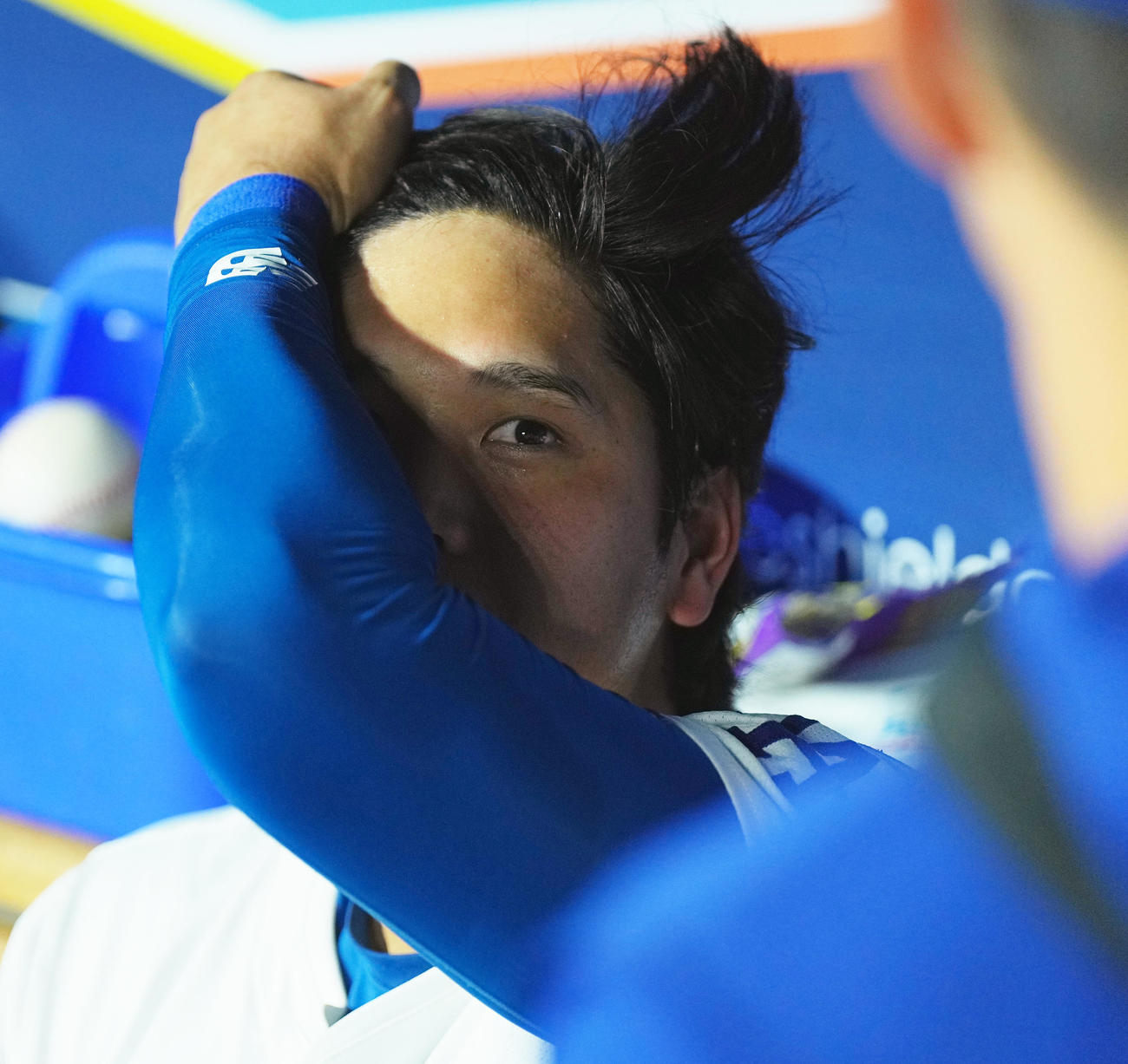 ドジャース対ダイヤモンドバックス　試合中、ベンチで浮かない表情のドジャース大谷（撮影・菅敏）