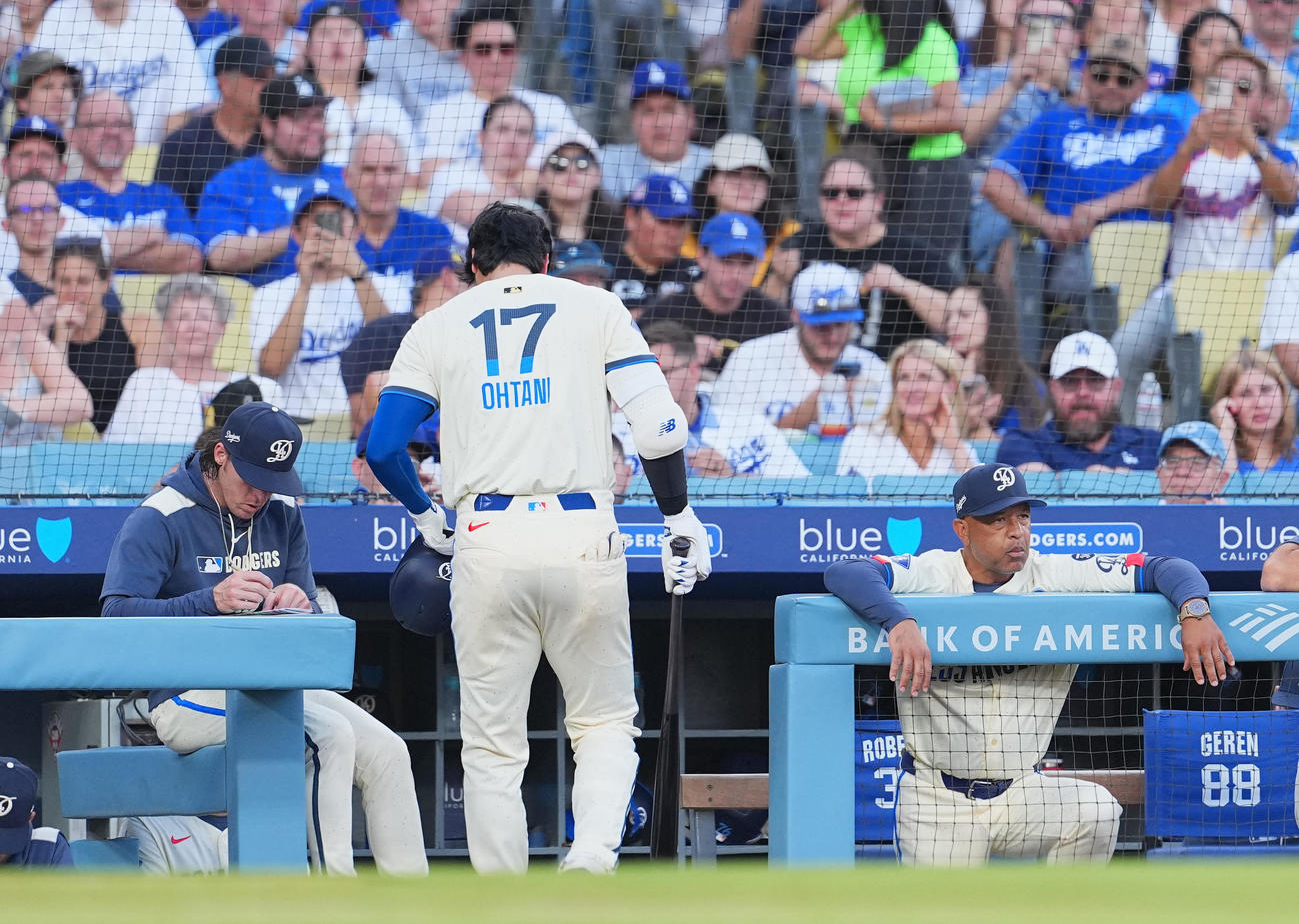 ドジャース対ダイヤモンドバックス　3回裏ドジャース1死、見逃しの三振に倒れ、ロバーツ監督（右）を前にベンチに戻る大谷（撮影・菅敏）
