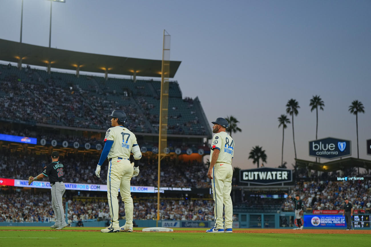 ドジャース対ダイヤモンドバックス　5回裏ドジャース無死二、三塁、左にフライを放つも本塁を狙った三塁走者K・ヘルナンデスがアウトなり、肩を落とす大谷（撮影・菅敏）