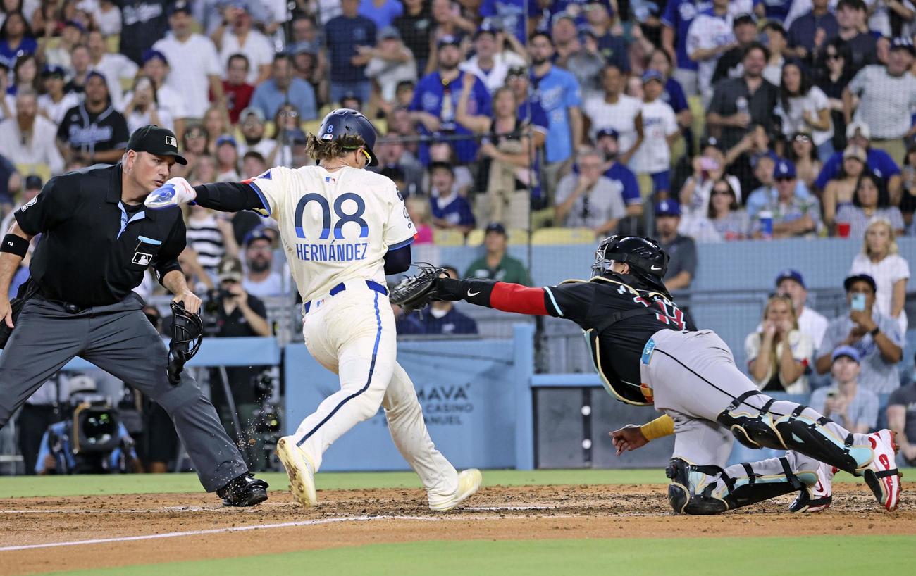 ダイヤモンドバックス戦の5回、大谷の左飛でドジャースの三走E・ヘルナンデスが本塁を突くがタッチアウト＝ロサンゼルス（共同）