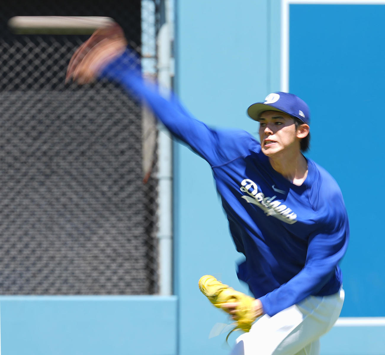 ドジャース対ダイヤモンドバックス　試合前、キャッチボールをするドジャース佐々木（撮影・菅敏）