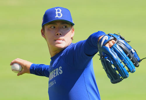 ドジャース対ダイヤモンドバックス　試合前、キャッチボールをするドジャース山本（撮影・菅敏）
