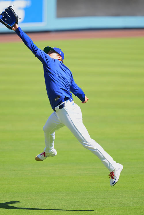 ドジャース対ダイヤモンドバックス　試合前、キャッチボールをするドジャース山本は、それたボールに豪快にジャンプして反応する（撮影・菅敏）