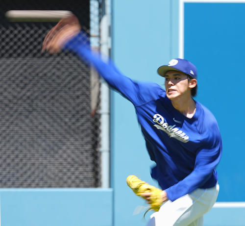 ドジャース対ダイヤモンドバックス　試合前、キャッチボールをするドジャース佐々木（撮影・菅敏）