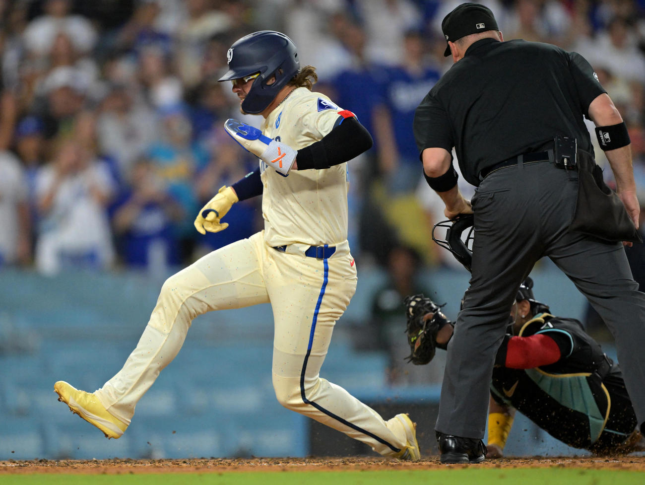 ドジャース－ダイヤモンドバックス　6回、ドジャースのキケ・ヘルナンデスは大谷翔平の左飛で本塁を狙うもタッチアウトとなる（Jayne Kamin-Oncea-Imagn Images＝ロイター）