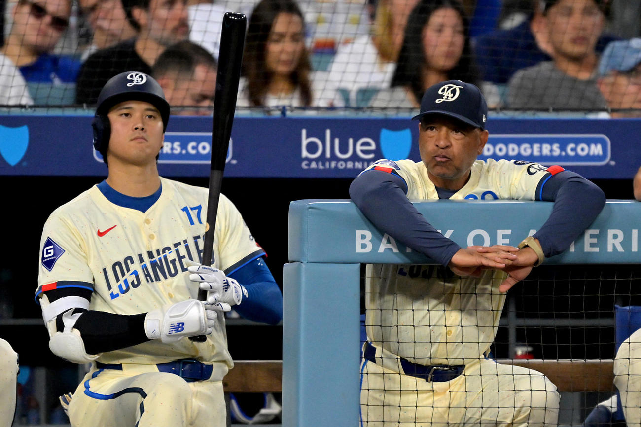 ドジャース－ダイヤモンドバックス　ベンチから試合を見守るドジャース大谷翔平（左）とロバーツ監督（Jayne Kamin-Oncea-Imagn Images＝ロイター）