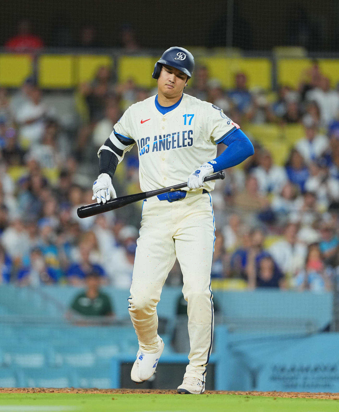 ドジャース対ダイヤモンドバックス　7回裏ドジャース2死一塁、四球を選ぶ大谷（撮影・菅敏）