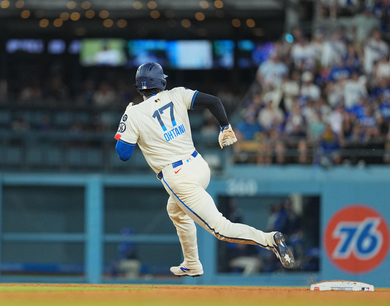 ドジャース対ダイヤモンドバックス　7回裏ドジャース2死一、二塁、ベッツの適時打で一塁から三塁に進む大谷（撮影・菅敏）