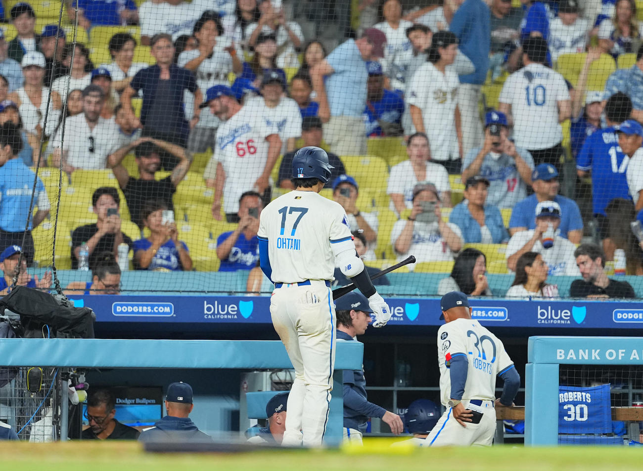 ドジャース対ダイヤモンドバックス　ダイヤモンドバックスに敗れ、肩を落として引き揚げるドジャース大谷。右はロバーツ監督（撮影・菅敏）