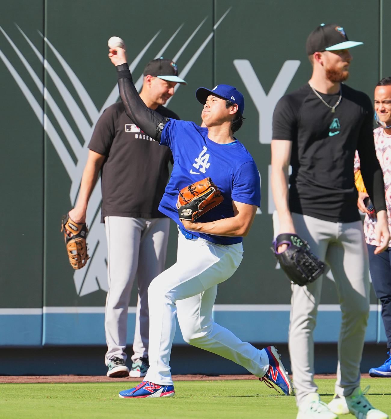 ドジャース対ダイヤモンドバックス　試合前、キャッチボールをするドジャース大谷（撮影・菅敏）