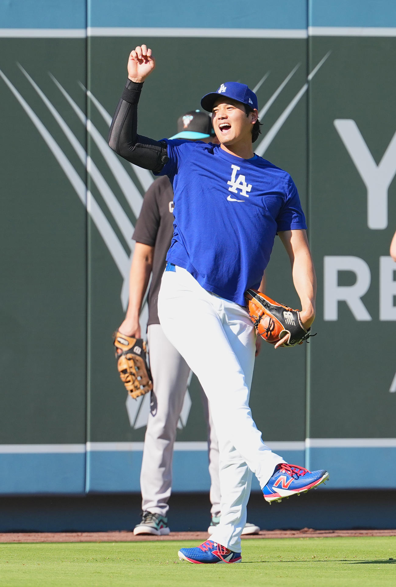 ドジャース対ダイヤモンドバックス　試合前、キャッチボールをするドジャース大谷（撮影・菅敏）