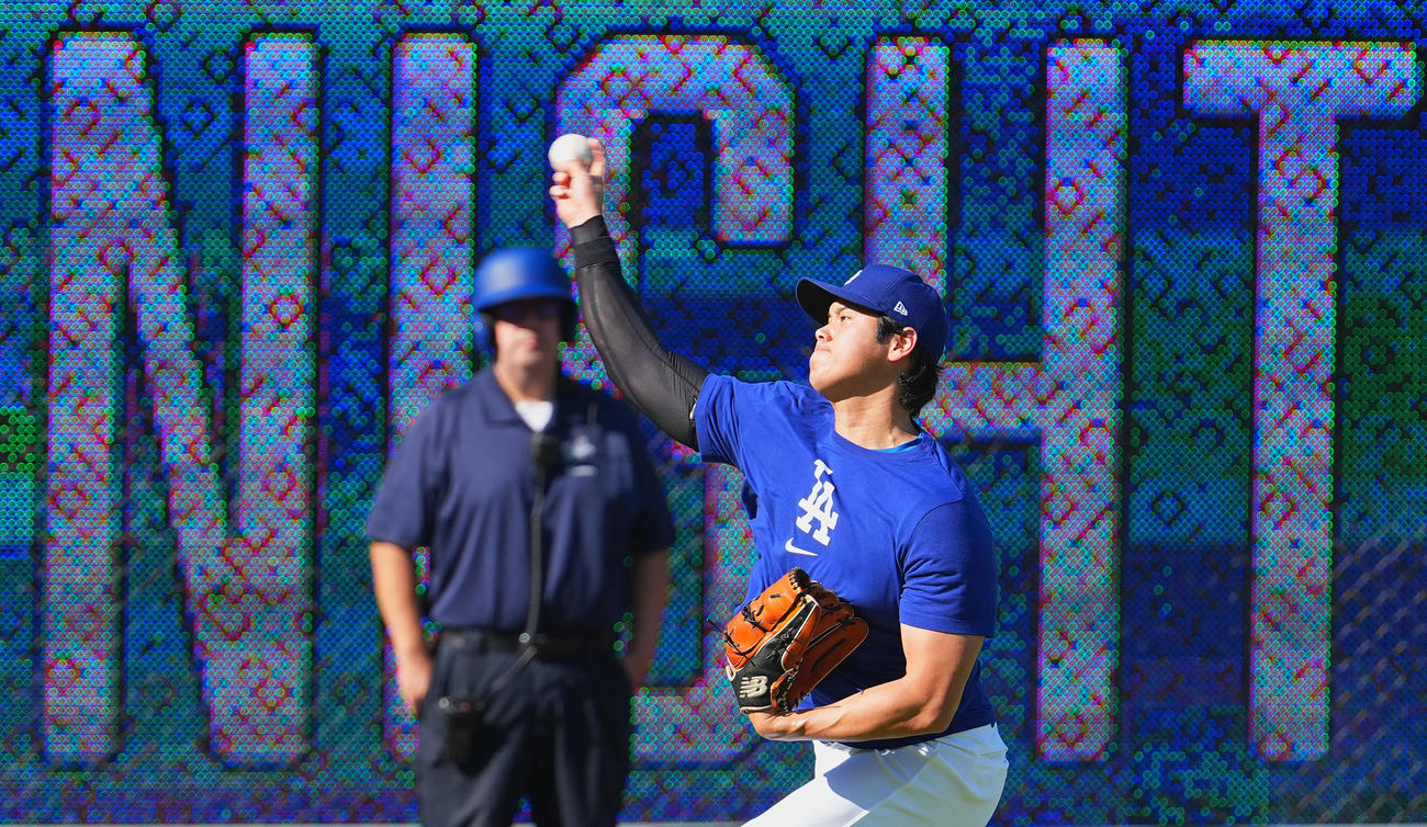 ドジャース対ダイヤモンドバックス　試合前、キャッチボールをするドジャース大谷（撮影・菅敏）