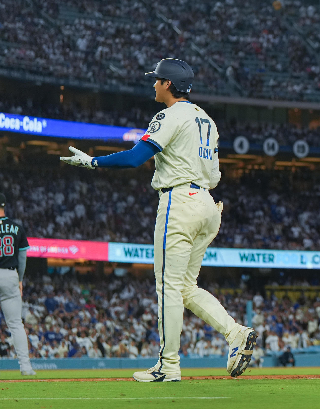 ドジャース対ダイヤモンドバックス　5回裏ドジャース無死二、三塁、左にフライを放つも本塁を狙った三塁走者K・ヘルナンデスがアウトなり、両手を上げる大谷（撮影・菅敏）
