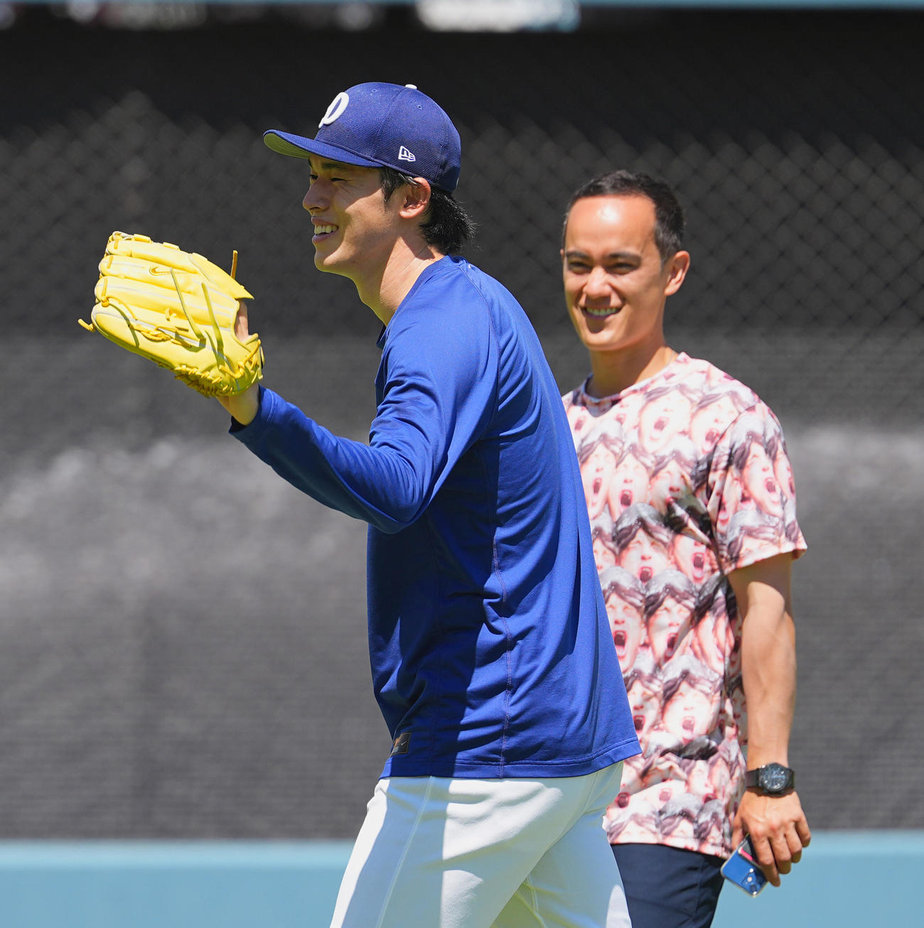 ドジャース対ダイヤモンドバックス　試合前、笑顔でキャッチボールをするドジャース佐々木。後方はウィル・アイアトン通訳（撮影・菅敏）