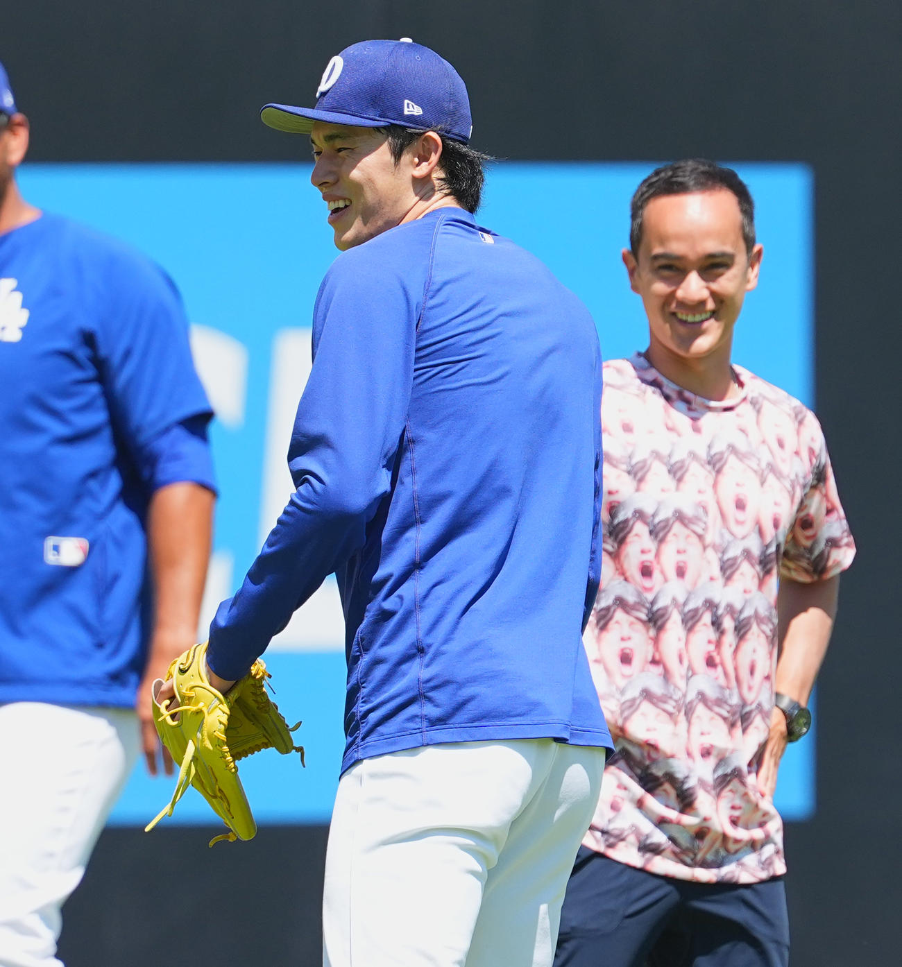 ドジャース対ダイヤモンドバックス　試合前、笑顔でキャッチボールをするドジャース佐々木。後方はウィル・アイアトン通訳（撮影・菅敏）