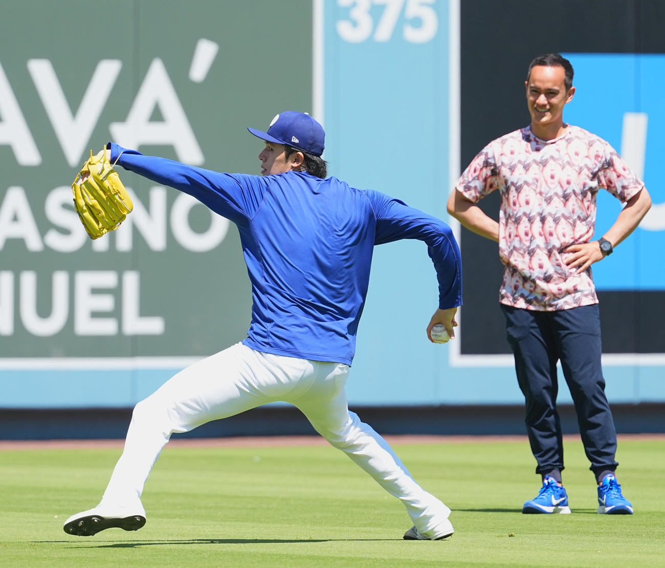 ドジャース対ダイヤモンドバックス　試合前、キャッチボールをするドジャース佐々木（撮影・菅敏）