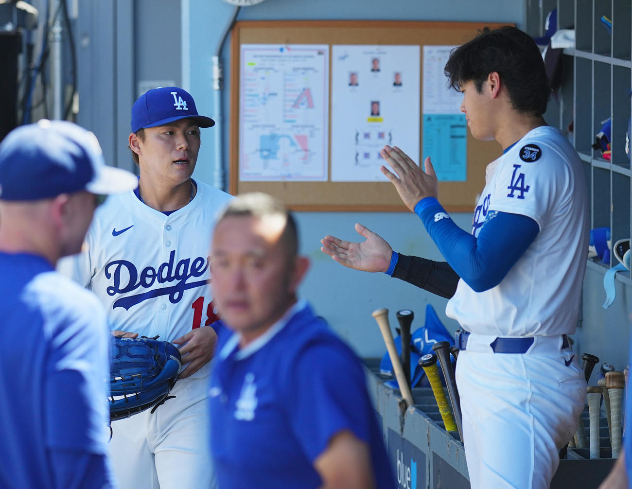 ドジャース対ダイヤモンドバックス　　6回を投げ終えた山本（左）を拍手で迎えるドジャース大谷（撮影・菅敏）