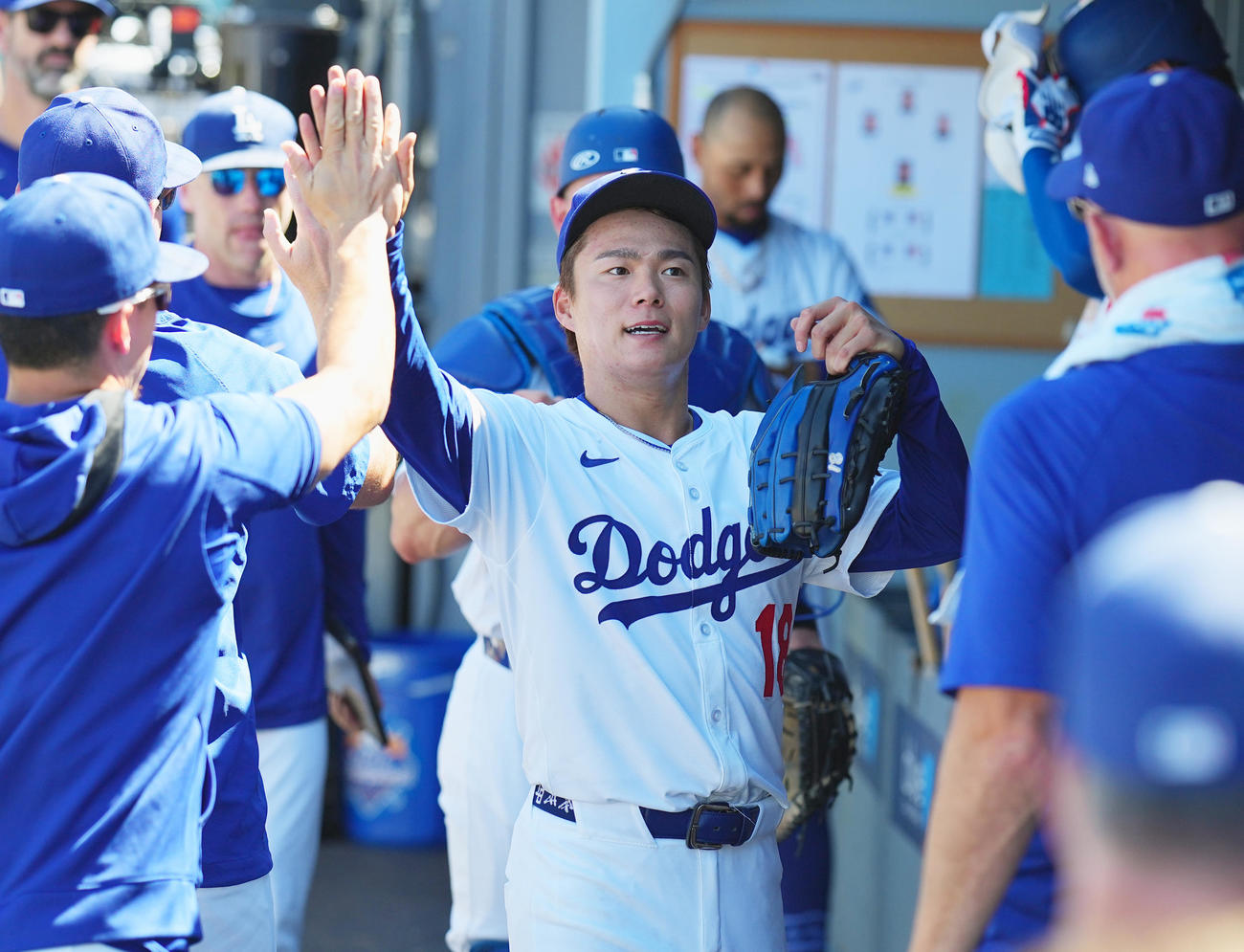 ドジャース対ダイヤモンドバックス　7回を4安打1失点に抑え、ナインに迎えられるドジャース山本（撮影・菅敏）