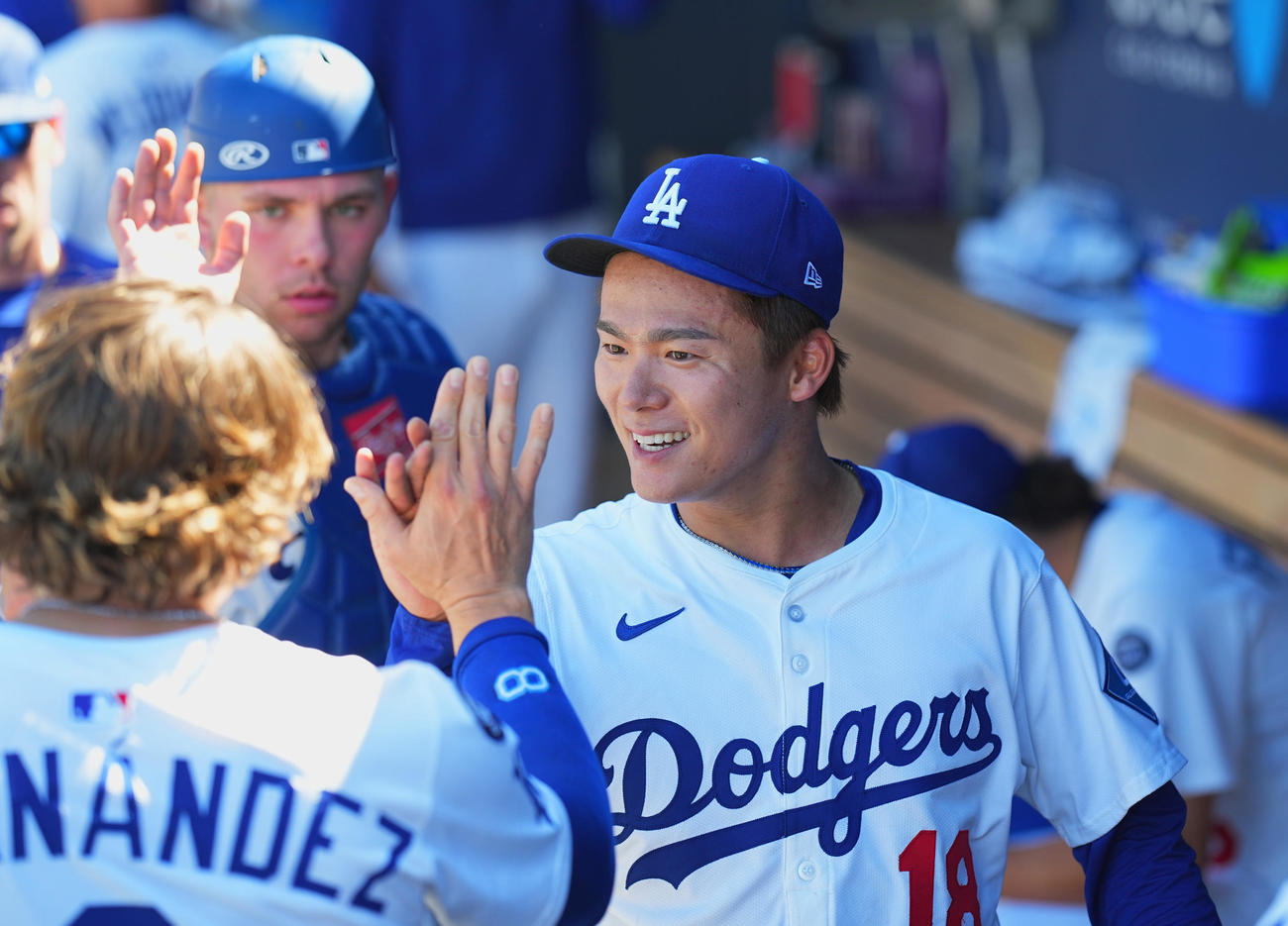 ドジャース対ダイヤモンドバックス　7回を4安打1失点に抑え、ナインに迎えられるドジャース山本（撮影・菅敏）