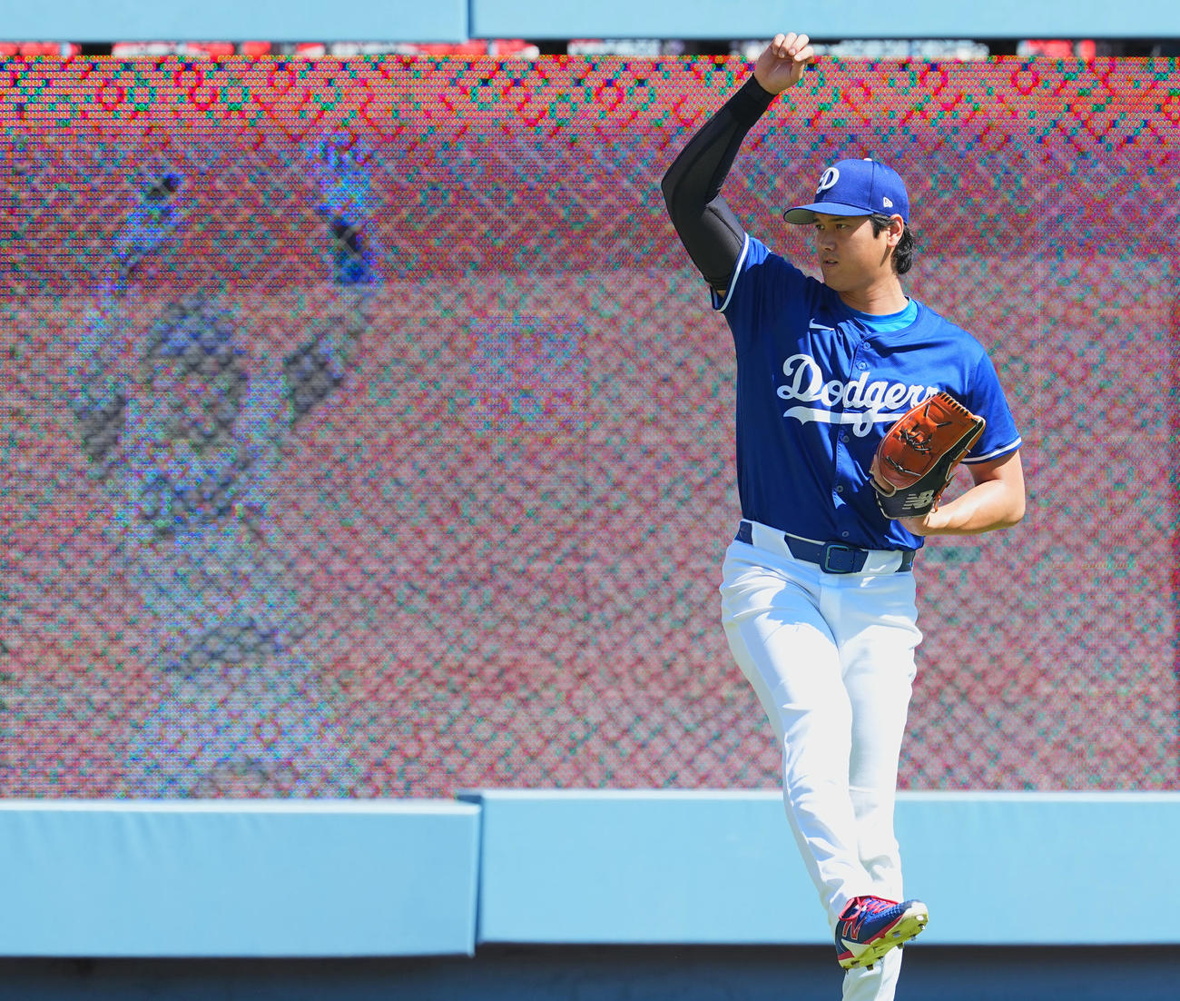 ドジャース対ダイヤモンドバックス　試合前、キャッチボールをするドジャース大谷（撮影・菅敏）