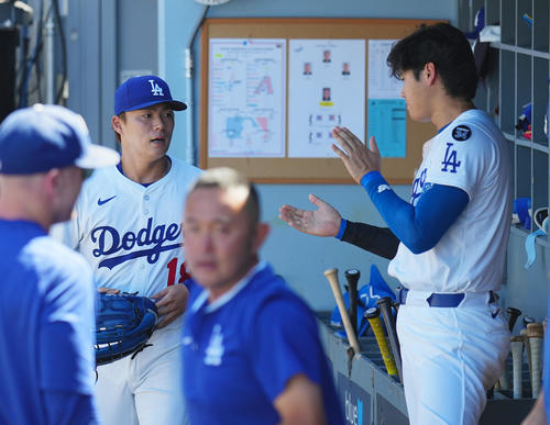 ドジャース対ダイヤモンドバックス　　6回を投げ終えた山本（左）を拍手で迎えるドジャース大谷（撮影・菅敏）