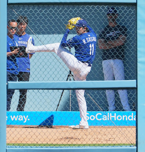 ドジャース対ダイヤモンドバックス　試合前、ブルペンで投球練習をするドジャース佐々木（撮影・菅敏）