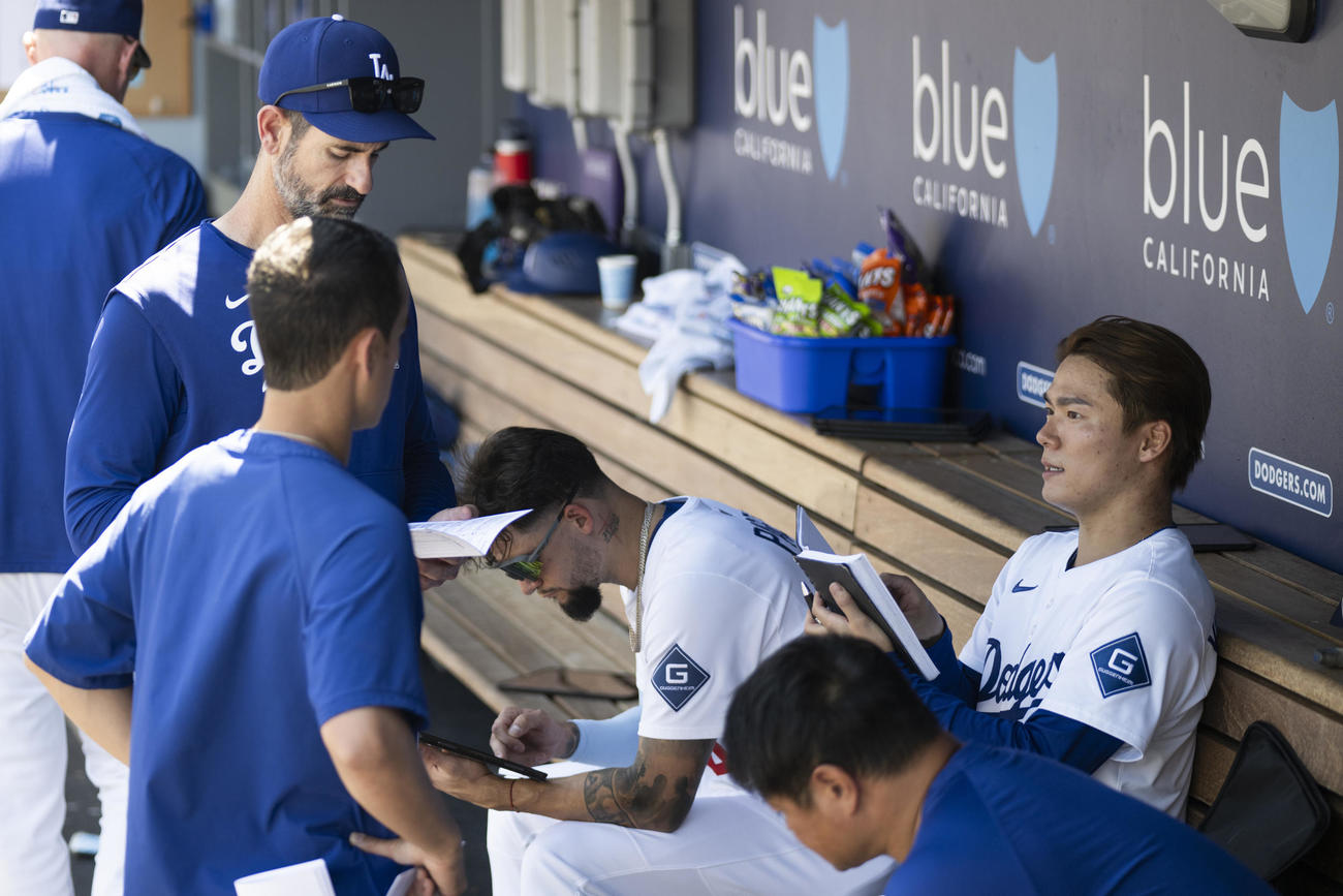 ドジャース山本由伸はダイヤモンドバックス戦の試合中にベンチでコーチを話し合う（AP)