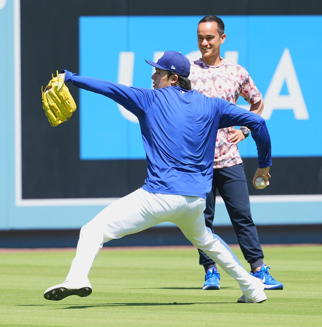 ドジャース対ダイヤモンドバックス　試合前、キャッチボールをするドジャース佐々木。後方はウィル・アイアトン通訳（撮影・菅敏）