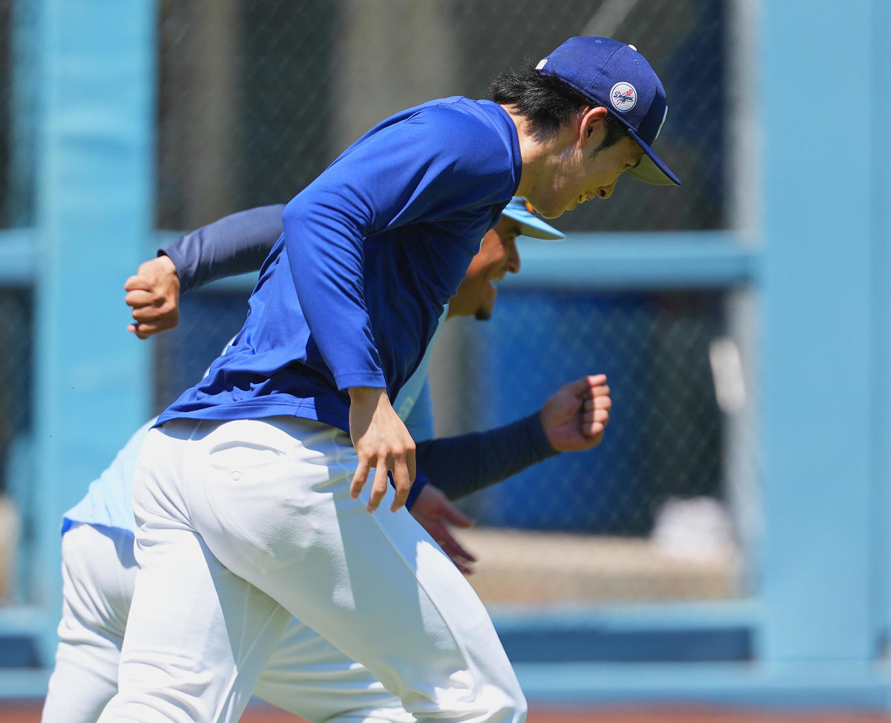 ドジャース対ダイヤモンドバックス　試合前の練習でスタッフとダッシュを繰り返すドジャース佐々木（撮影・菅敏）