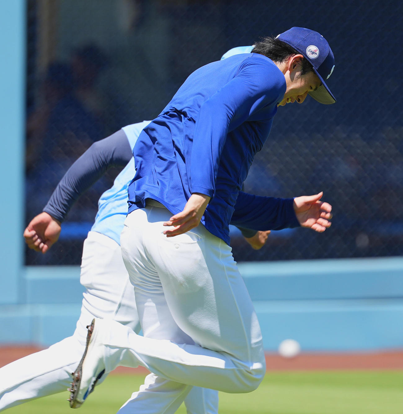 ドジャース対ダイヤモンドバックス　試合前の練習でスタッフとダッシュを繰り返すドジャース佐々木（撮影・菅敏）