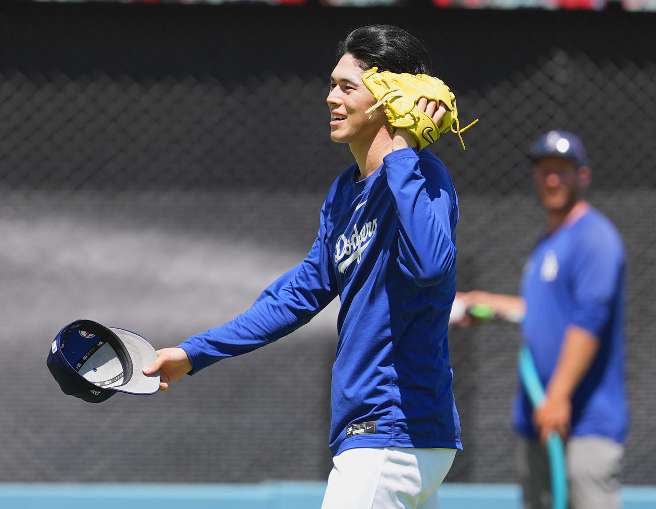 ドジャース対ダイヤモンドバックス　試合前、笑顔でキャッチボールをするドジャース佐々木（撮影・菅敏）