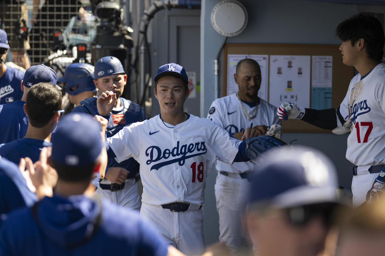 7回を投げ、ダグアウトにてハイタッチで大谷翔平（右端）らに迎えられるドジャース山本由伸（中央）（AP）
