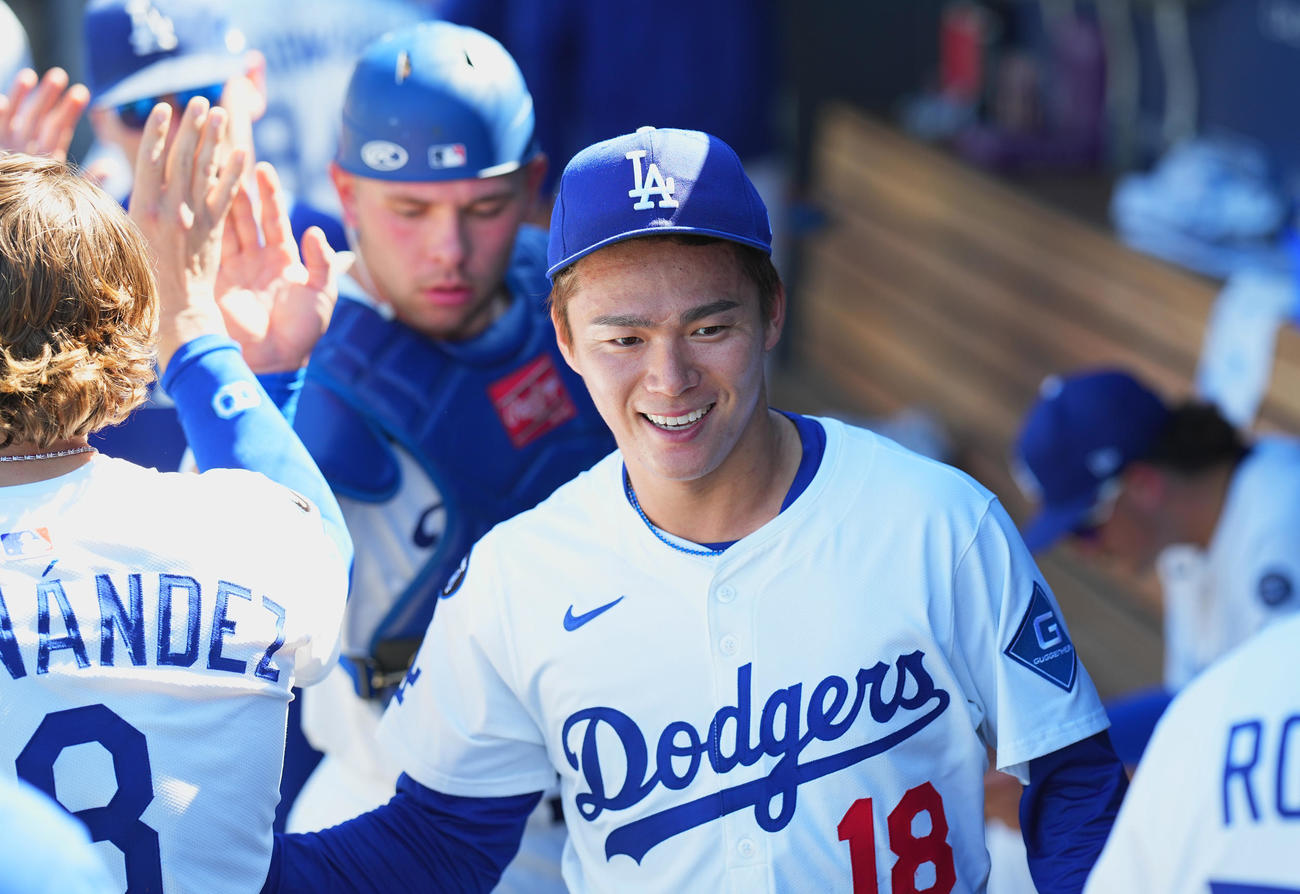 ドジャース対ダイヤモンドバックス　7回を4安打1失点に抑え、ナインに迎えられるドジャース山本（撮影・菅敏）