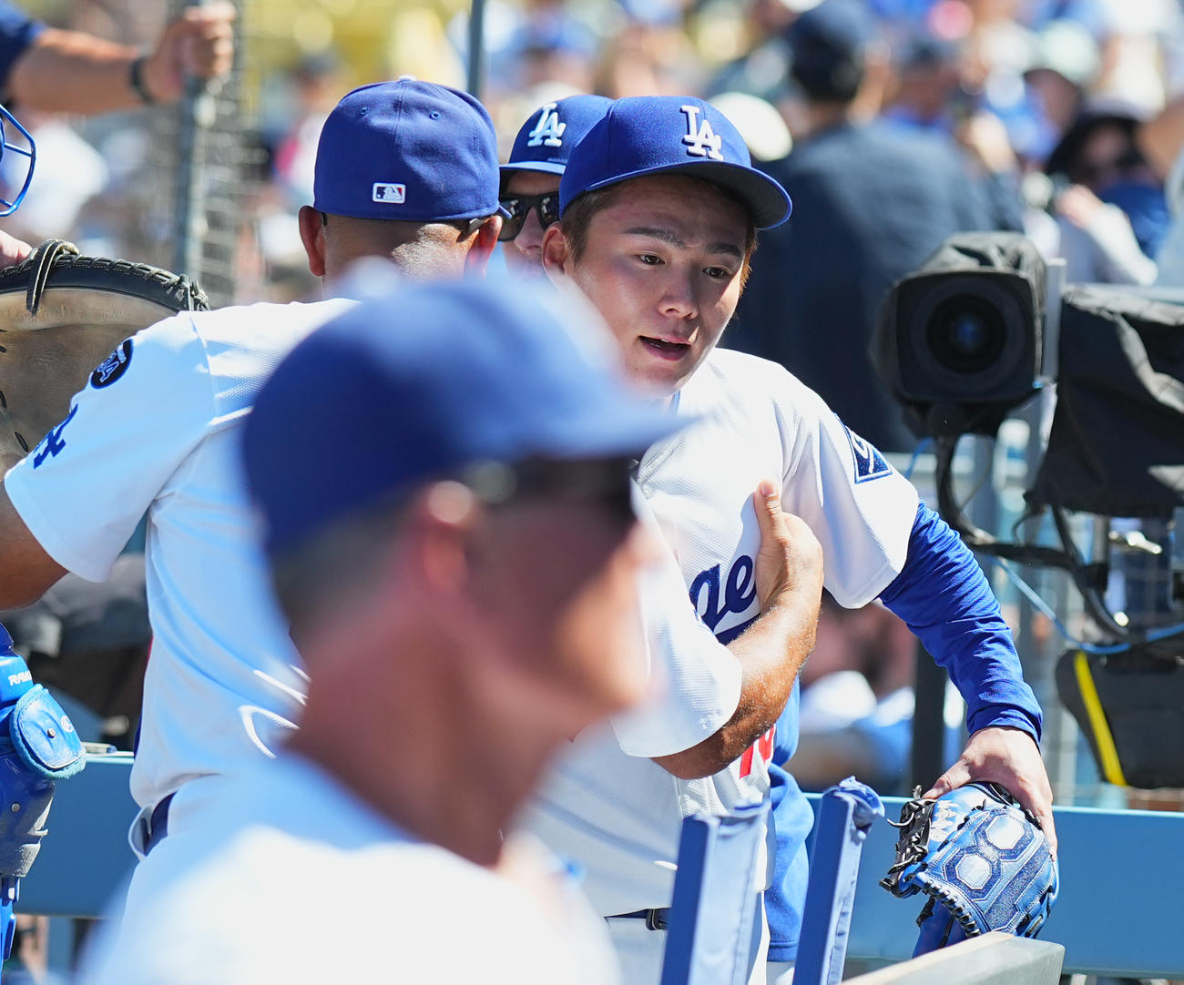 ドジャース対ダイヤモンドバックス　7回を4安打1失点に抑え、ロバーツ監督（左）にハグで迎えられるドジャース山本（撮影・菅敏）