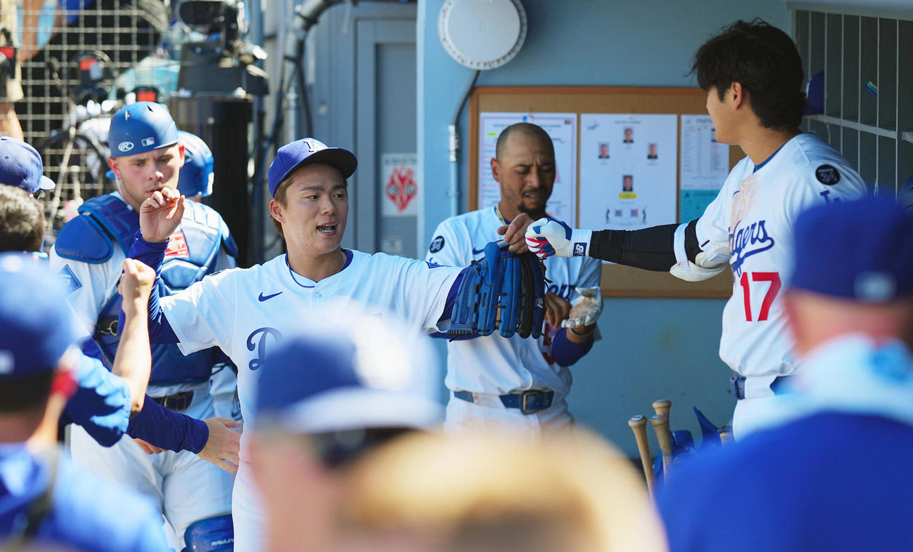 ドジャース対ダイヤモンドバックス　　7回を4安打1失点に抑え、大谷（右）にタッチで迎えられるドジャース山本（撮影・菅敏）
