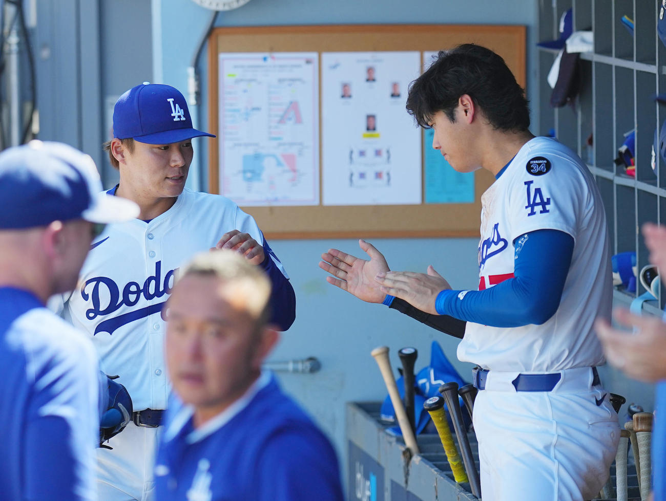 ドジャース対ダイヤモンドバックス　　6回を投げ終えた山本（左）を拍手で迎えるドジャース大谷（撮影・菅敏）