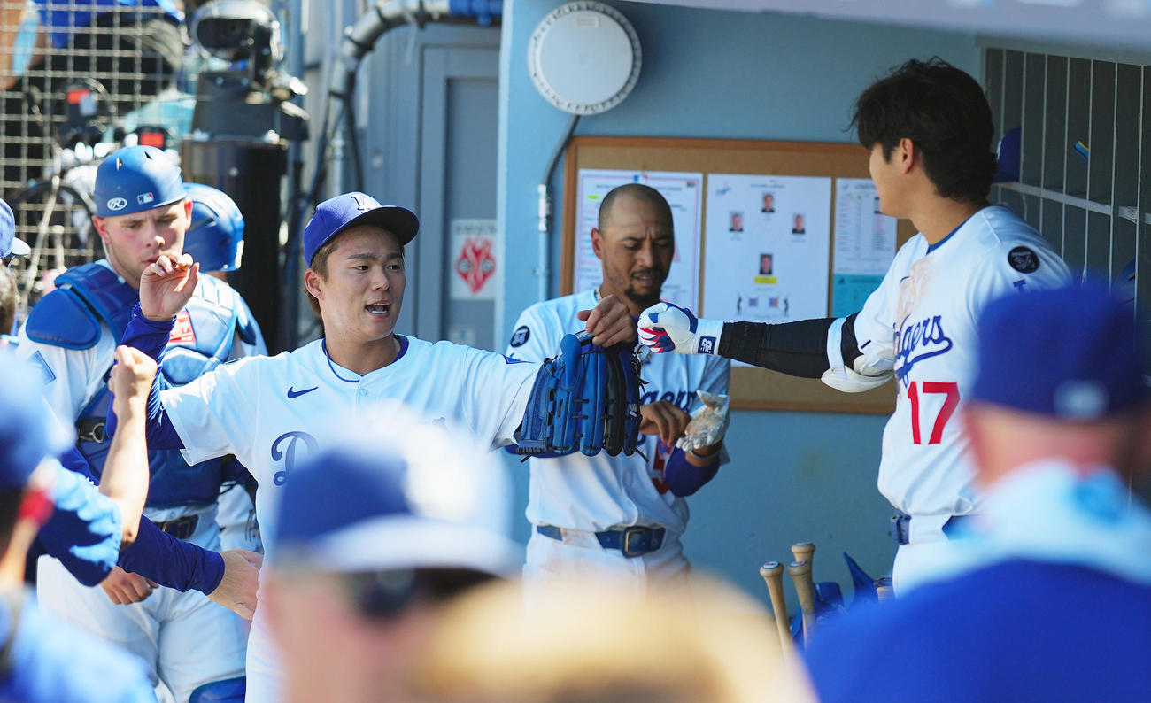ドジャース対ダイヤモンドバックス　　7回を4安打1失点に抑え、大谷（右）にタッチで迎えられるドジャース山本（撮影・菅敏）