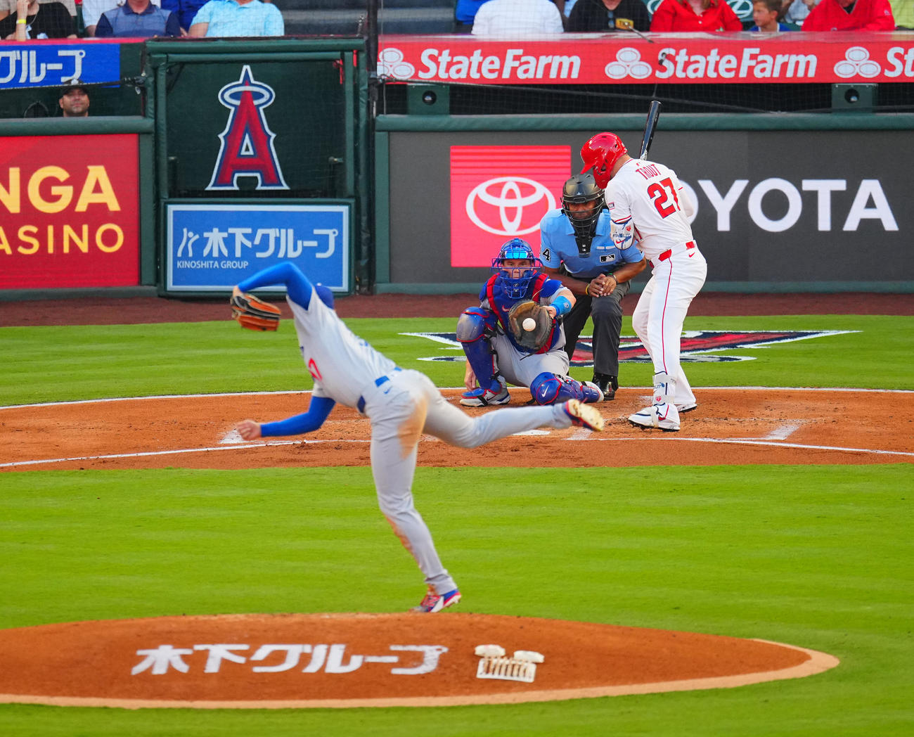 エンゼルス対ドジャース　1回裏エンゼルス2死、見逃し三振に倒れるトラウト。投手は大谷翔平＝2025年8月13日（撮影・垰建太）