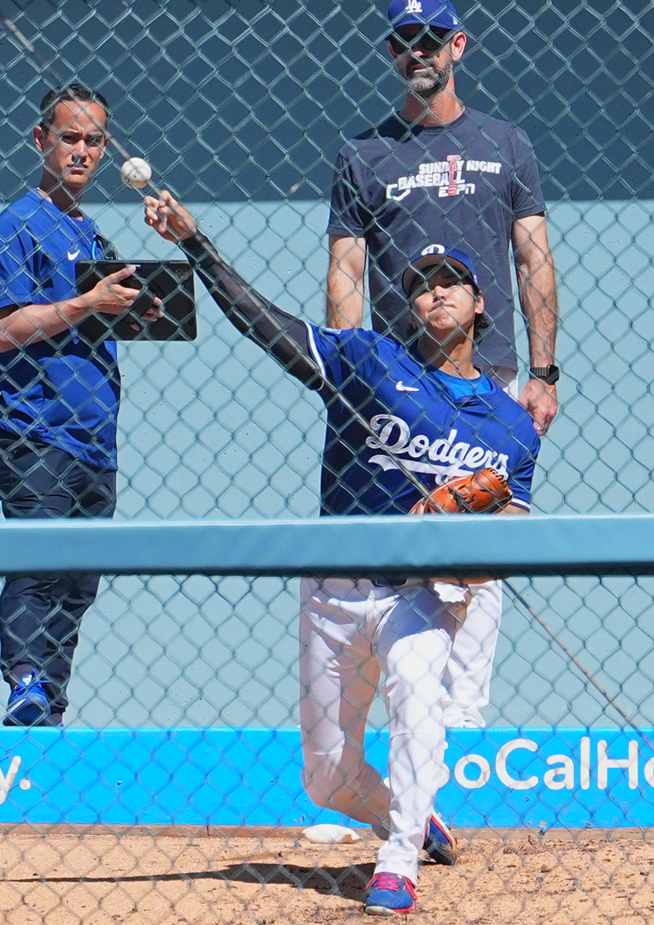 ドジャース対ダイヤモンドバックス　試合前、ブルペンで投球練習をするドジャース大谷（撮影・菅敏）