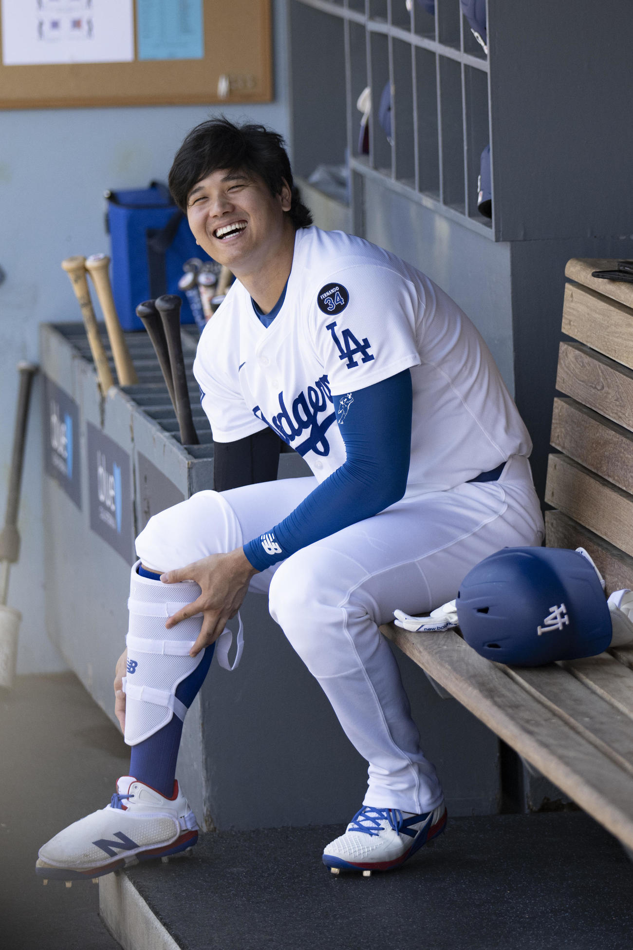 ドジャース大谷翔平はダイヤモンドバックス戦の試合中にベンチで笑顔を見せた（AP)